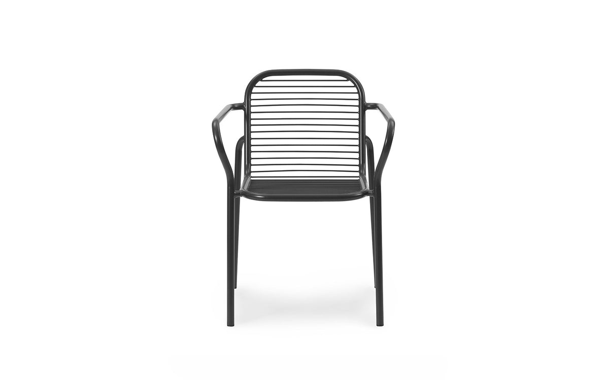 Vig Armlehnstuhl in Schwarz präsentiert im Onlineshop von KAQTU Design AG. Gartenstuhl mit Armlehnen ist von Normann Copenhagen