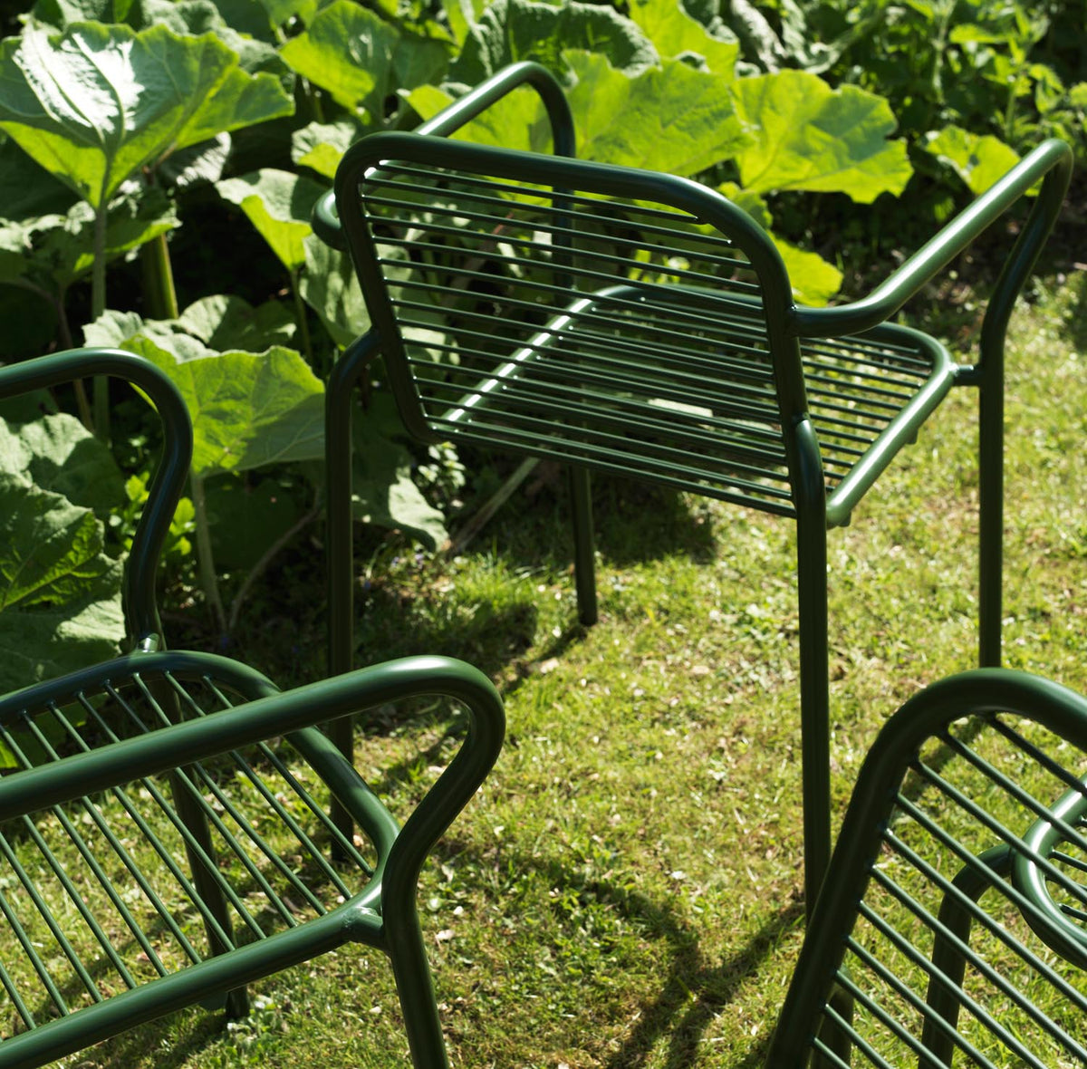 Vig Armlehnstuhl in Schwarz präsentiert im Onlineshop von KAQTU Design AG. Gartenstuhl mit Armlehnen ist von Normann Copenhagen