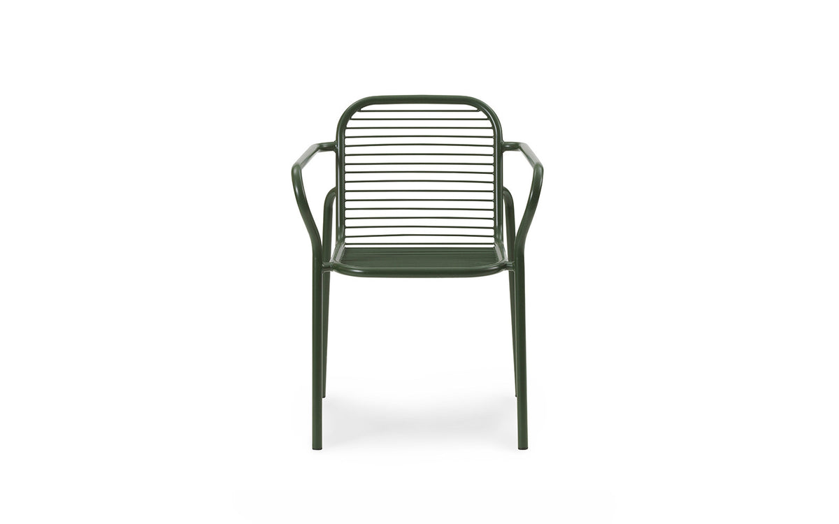 Vig Armlehnstuhl in Dunkelgrün präsentiert im Onlineshop von KAQTU Design AG. Gartenstuhl mit Armlehnen ist von Normann Copenhagen