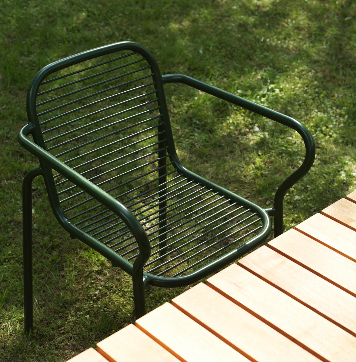 Vig Armlehnstuhl in  präsentiert im Onlineshop von KAQTU Design AG. Gartenstuhl mit Armlehnen ist von Normann Copenhagen