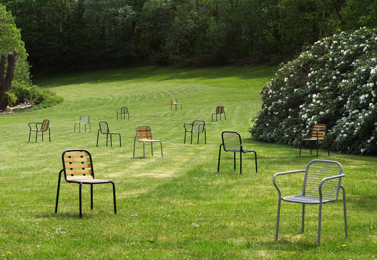 Vig Robinia Armlehnstuhl in Schwarz präsentiert im Onlineshop von KAQTU Design AG. Gartenstuhl mit Armlehnen ist von Normann Copenhagen
