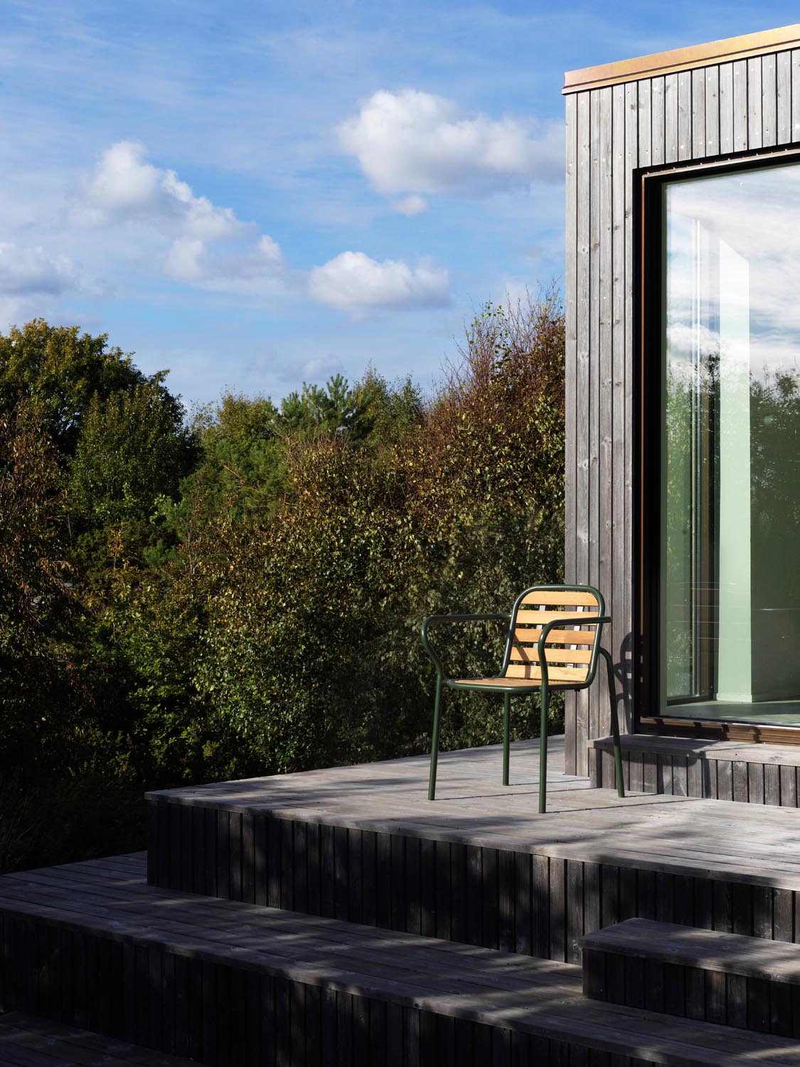 Vig Robinia Armlehnstuhl in  präsentiert im Onlineshop von KAQTU Design AG. Gartenstuhl mit Armlehnen ist von Normann Copenhagen