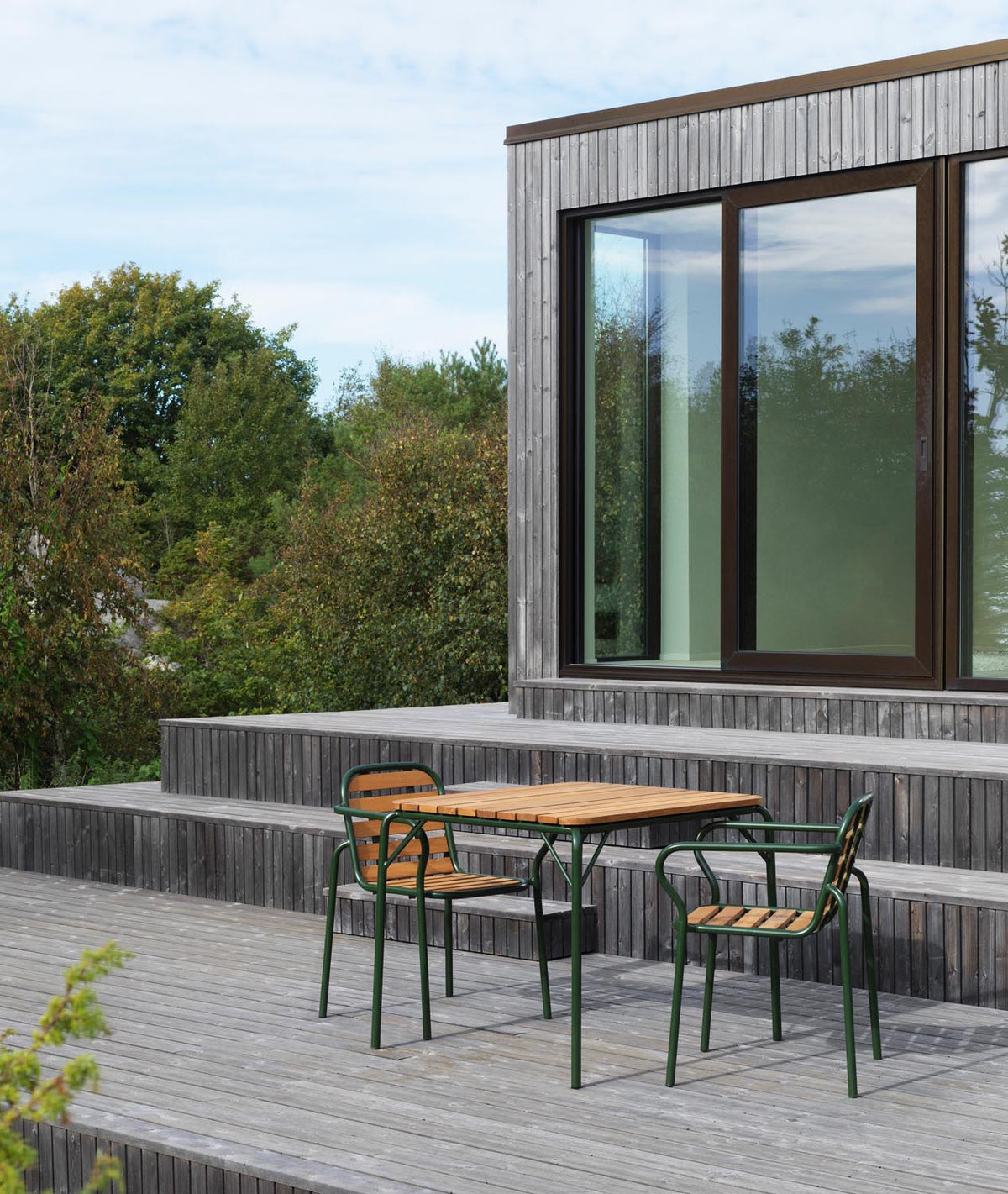 Vig Robinia Armlehnstuhl in  präsentiert im Onlineshop von KAQTU Design AG. Gartenstuhl mit Armlehnen ist von Normann Copenhagen