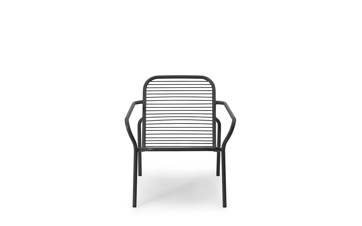 Vig Loungesessel in Schwarz präsentiert im Onlineshop von KAQTU Design AG. Outdoor-Sessel mit Armlehnen ist von Normann Copenhagen