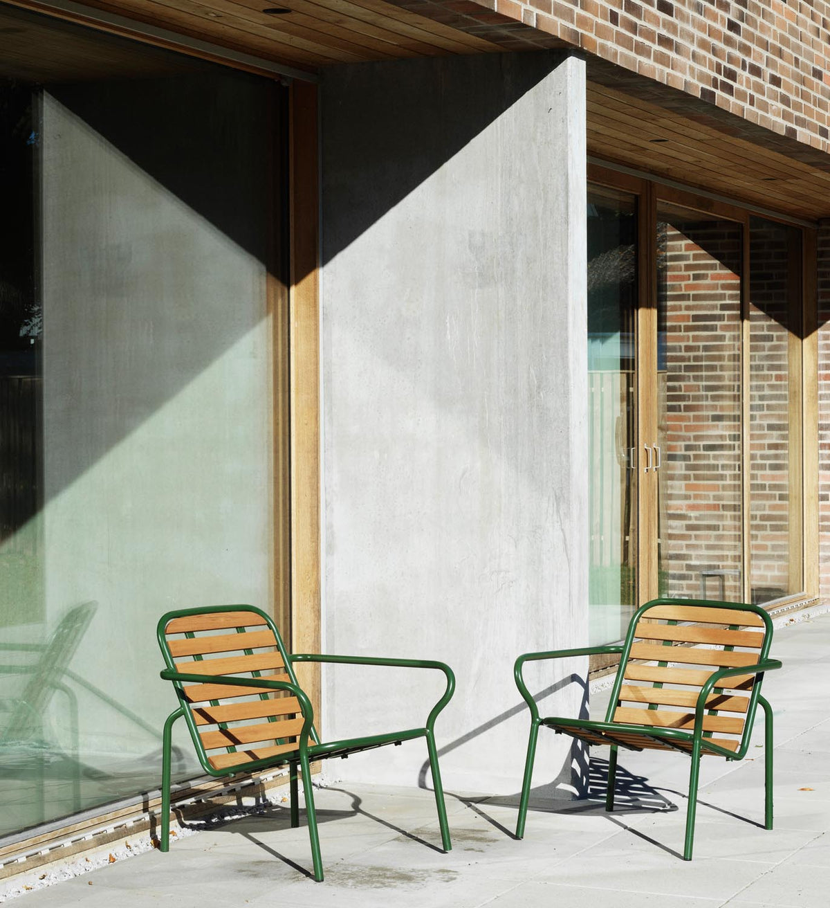 Vig Robinia Loungesessel in Schwarz präsentiert im Onlineshop von KAQTU Design AG. Outdoor-Sessel mit Armlehnen ist von Normann Copenhagen