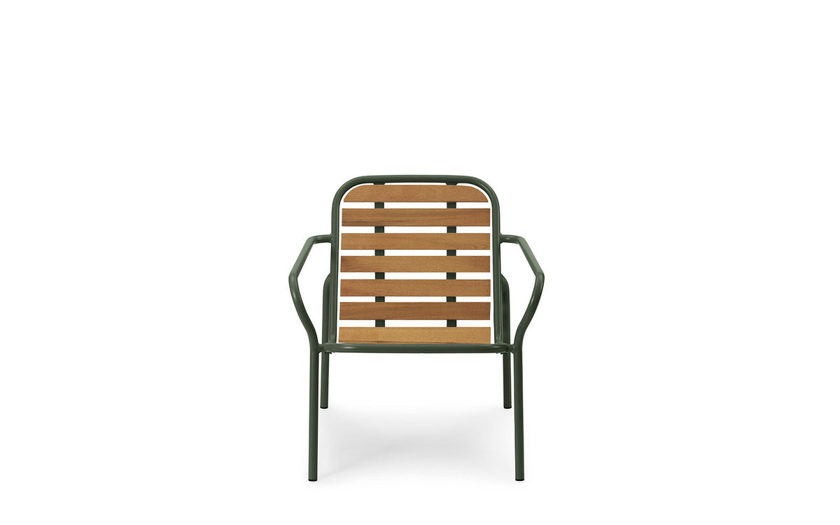 Vig Robinia Loungesessel in Dunkelgrün präsentiert im Onlineshop von KAQTU Design AG. Outdoor-Sessel mit Armlehnen ist von Normann Copenhagen