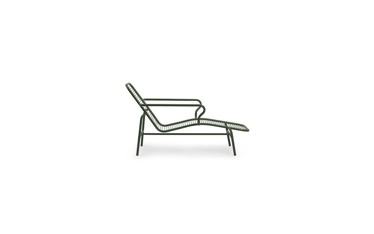 Vig Liegestuhl in Dunkelgrün präsentiert im Onlineshop von KAQTU Design AG. Liegestuhl ist von Normann Copenhagen