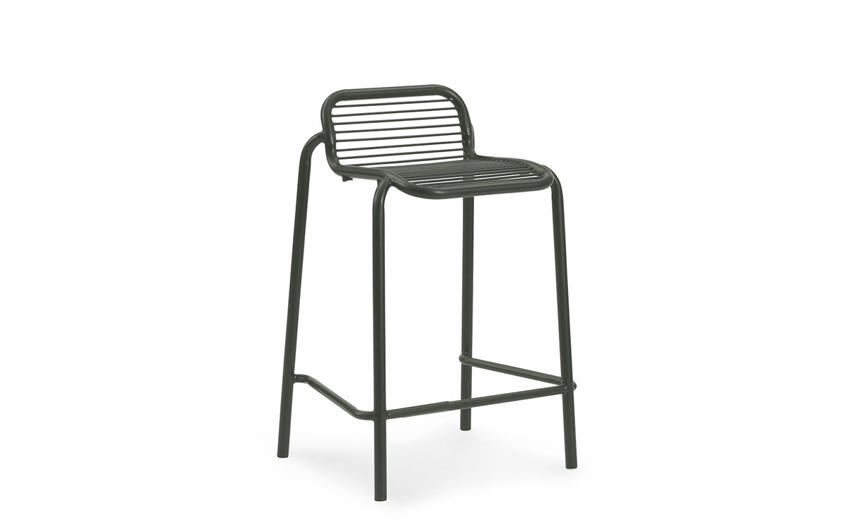 Vig Barhocker in Dunkelgrün präsentiert im Onlineshop von KAQTU Design AG. Outdoor-Barstuhl ist von Normann Copenhagen