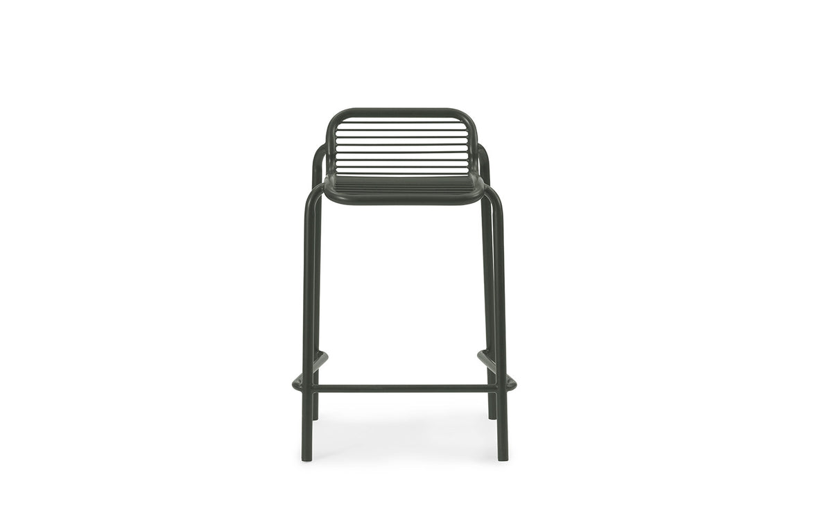 Vig Barhocker in Dunkelgrün präsentiert im Onlineshop von KAQTU Design AG. Outdoor-Barstuhl ist von Normann Copenhagen