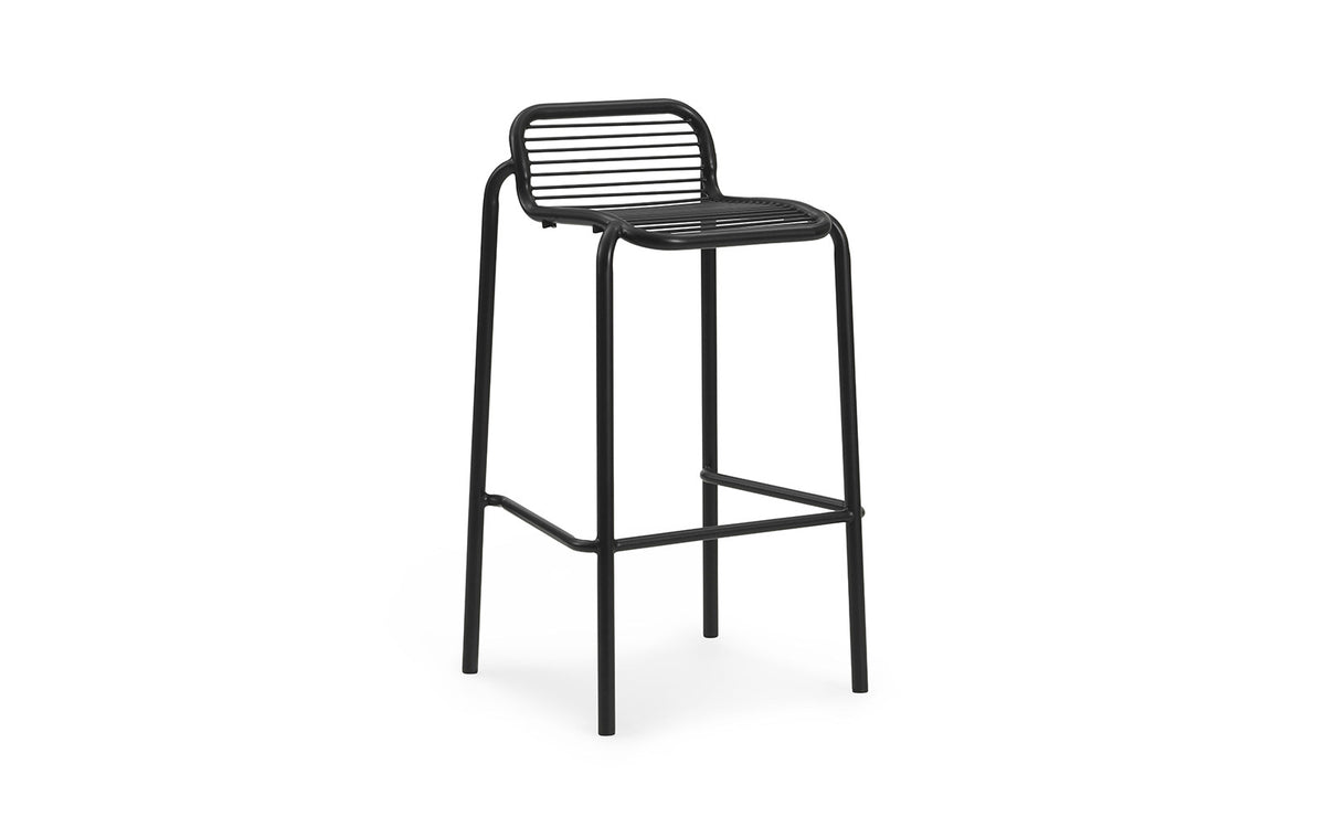 Vig Barhocker in Schwarz präsentiert im Onlineshop von KAQTU Design AG. Outdoor-Barstuhl ist von Normann Copenhagen