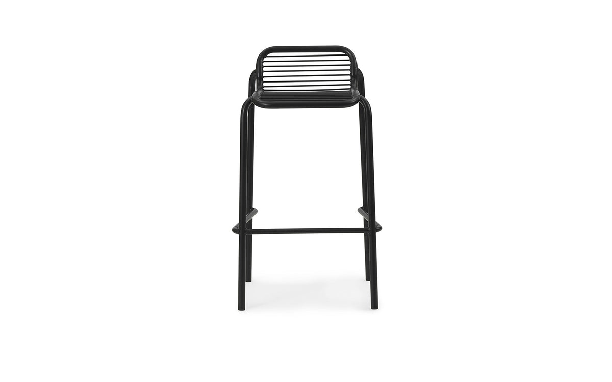 Vig Barhocker in Schwarz präsentiert im Onlineshop von KAQTU Design AG. Outdoor-Barstuhl ist von Normann Copenhagen
