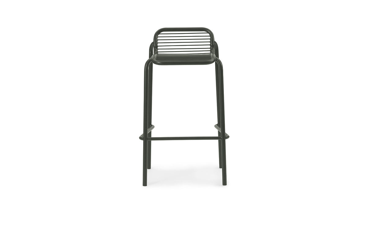 Vig Barhocker in Dunkelgrün präsentiert im Onlineshop von KAQTU Design AG. Outdoor-Barstuhl ist von Normann Copenhagen