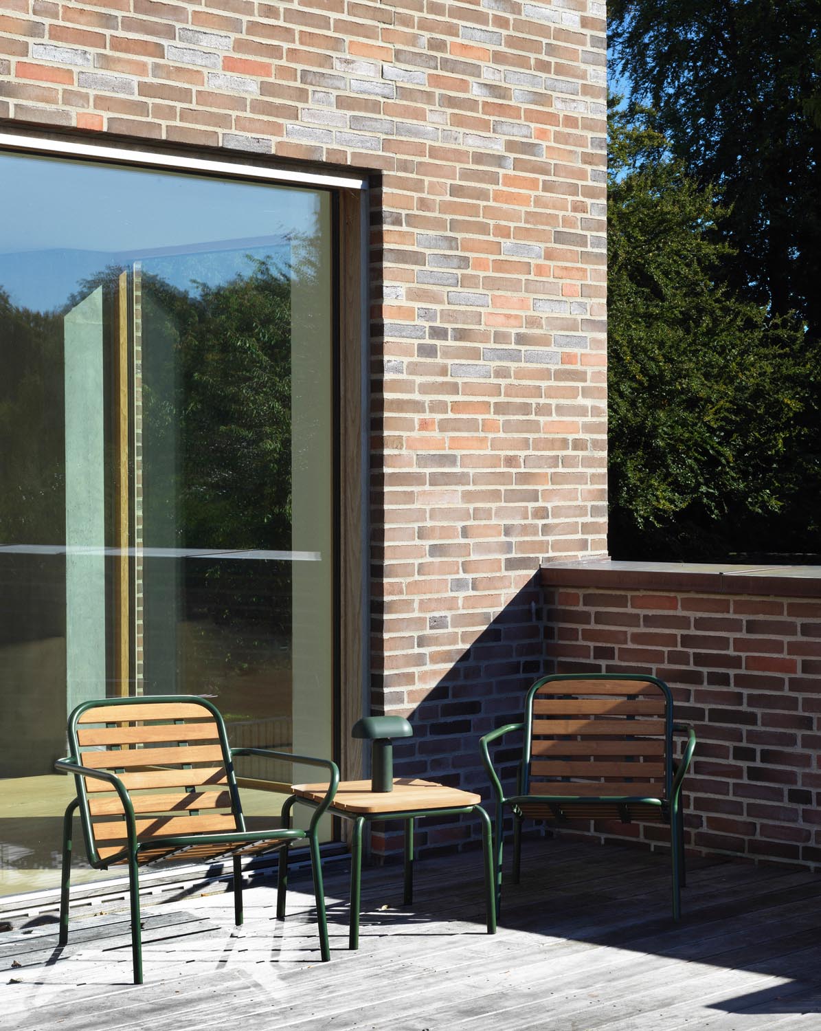 Vig Robinia Beistelltisch in Dunkelgrün präsentiert im Onlineshop von KAQTU Design AG. Beistelltisch Outdoor ist von Normann Copenhagen
