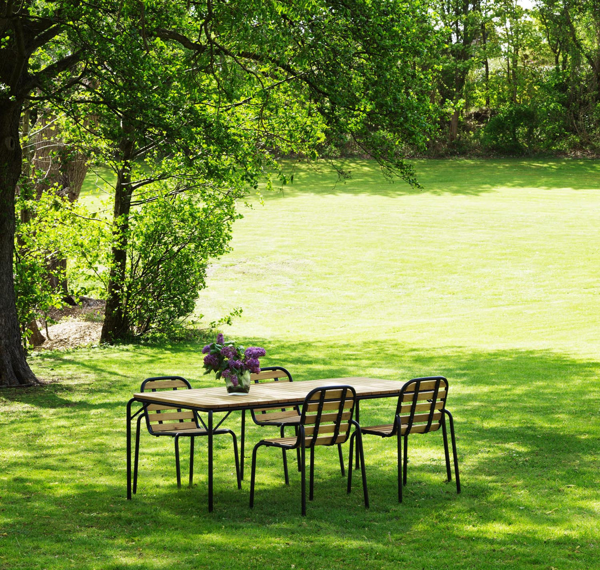 Vig Robinia Tisch in Dunkelgrün präsentiert im Onlineshop von KAQTU Design AG. Gartentisch ist von Normann Copenhagen