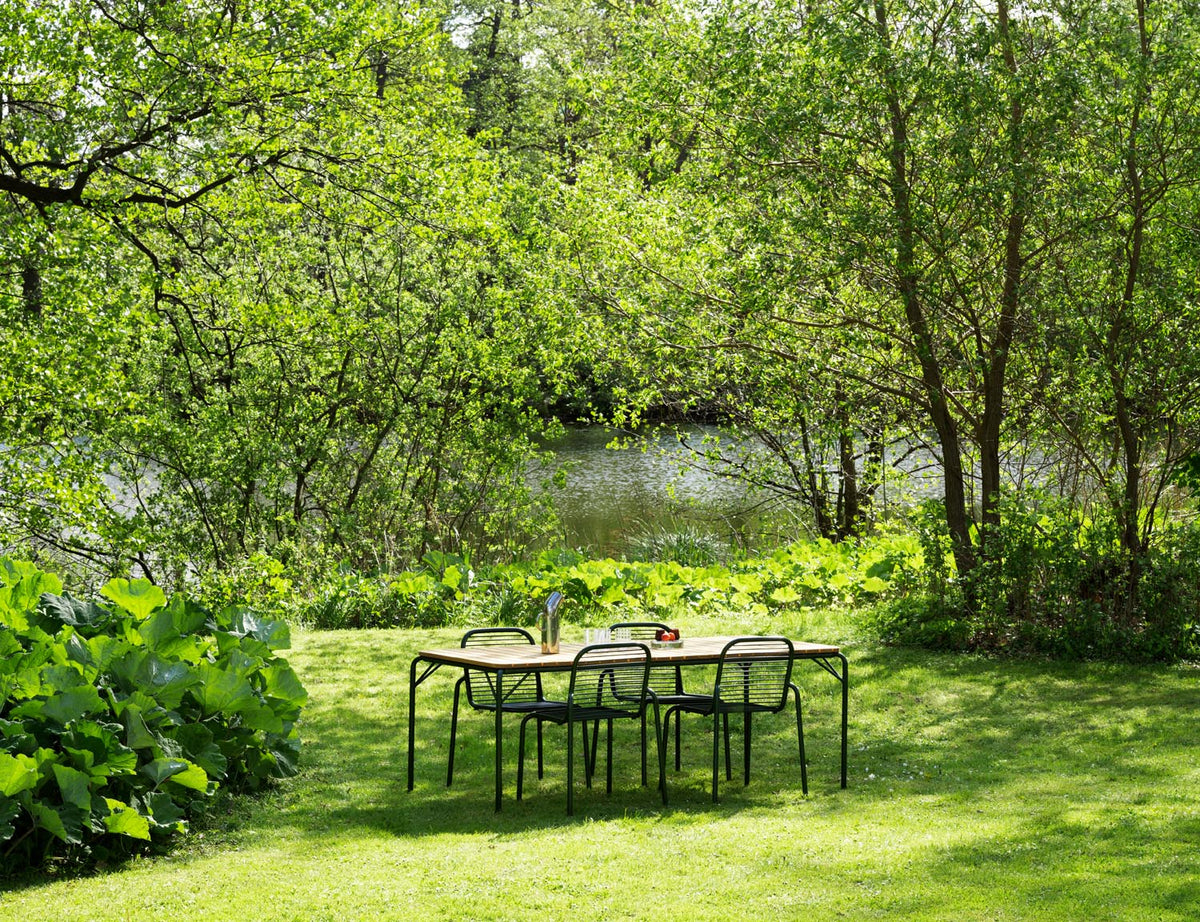 Vig Robinia Tisch in Dunkelgrün präsentiert im Onlineshop von KAQTU Design AG. Gartentisch ist von Normann Copenhagen