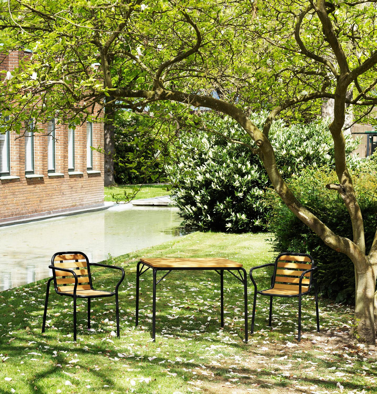 Vig Tisch 90 x 90 cm in Schwarz präsentiert im Onlineshop von KAQTU Design AG. Gartentisch ist von Normann Copenhagen
