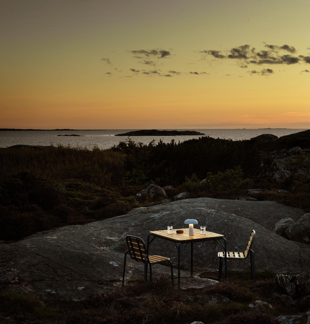 Vig Tisch 90 x 90 cm in Schwarz präsentiert im Onlineshop von KAQTU Design AG. Gartentisch ist von Normann Copenhagen