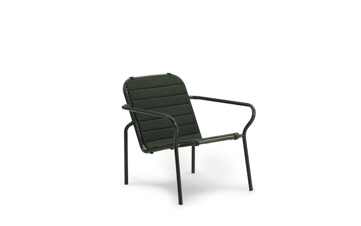 Flaches schwarzes Sitzkissen aus Memory-Schaum mit Polyester-Bezug und Paspelierung, mit Klettbändern zur Befestigung am Lounge-Sessel.
