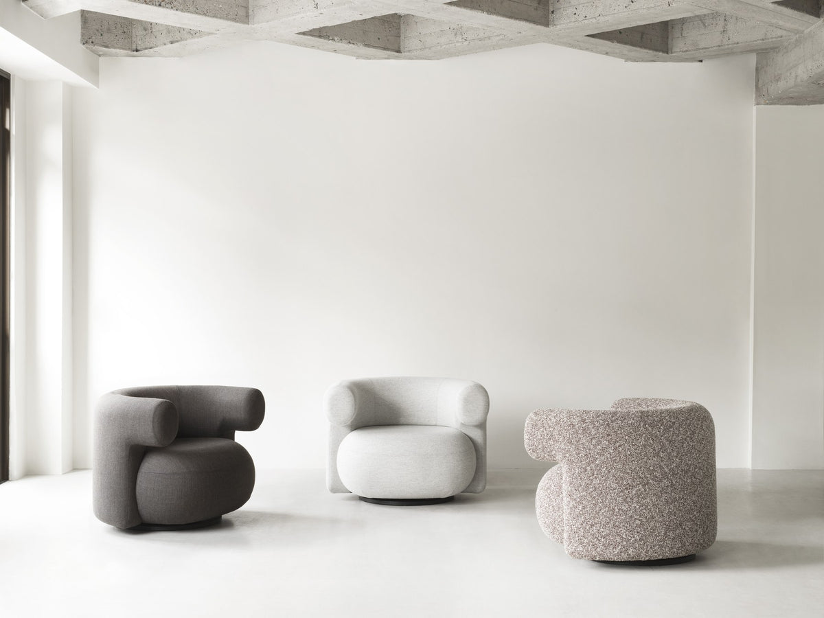 Grauer Burra Lounge-Sessel von Normann Copenhagen mit rundem, gepolstertem Sitz, geschwungener Rückenlehne und Drehfuss aus Holz.