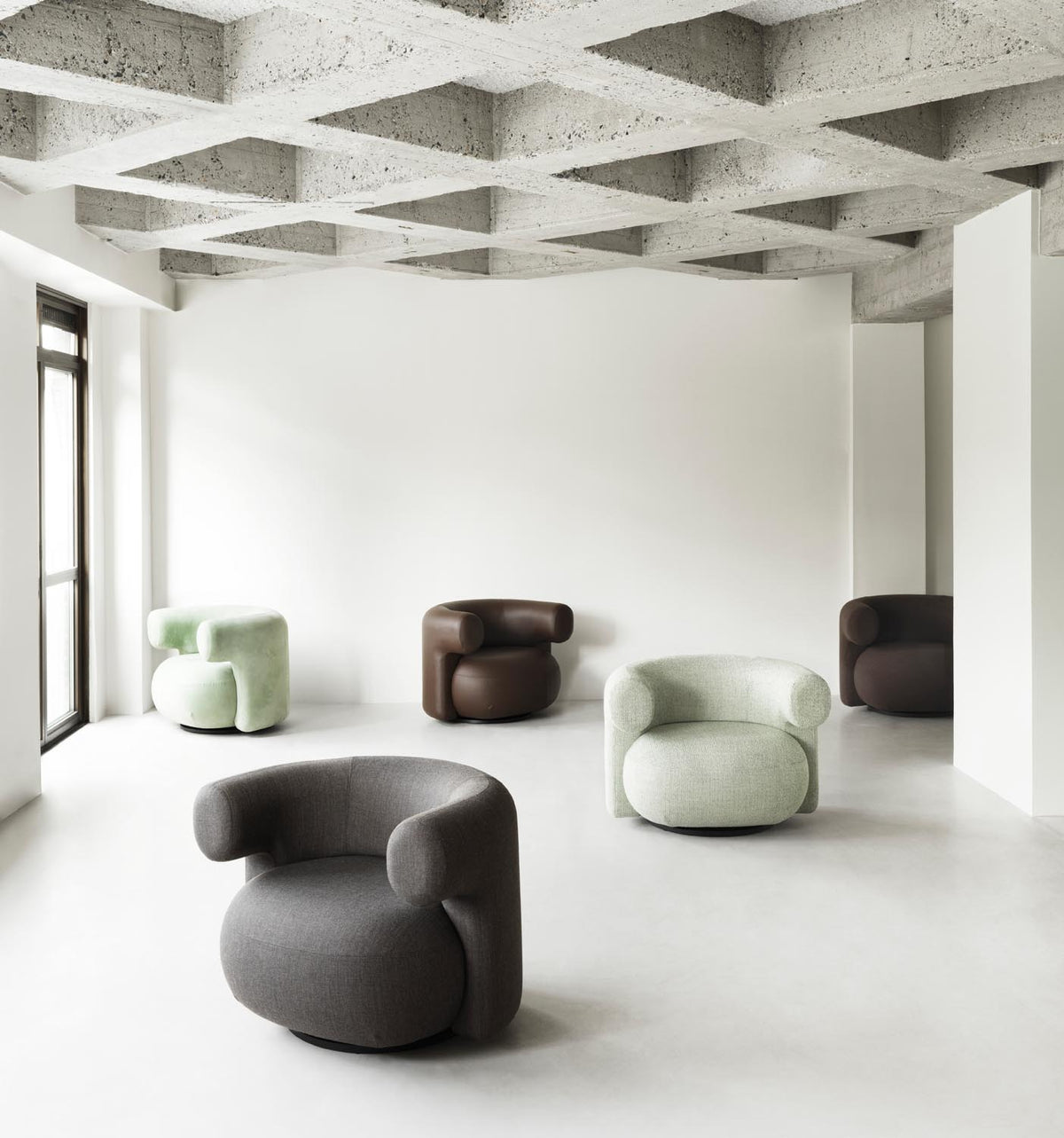 Burra Lounge-Sessel mit Rückdrehfunktion Hallingdal in Hallingdal 110 präsentiert im Onlineshop von KAQTU Design AG. Drehsessel ist von Normann Copenhagen