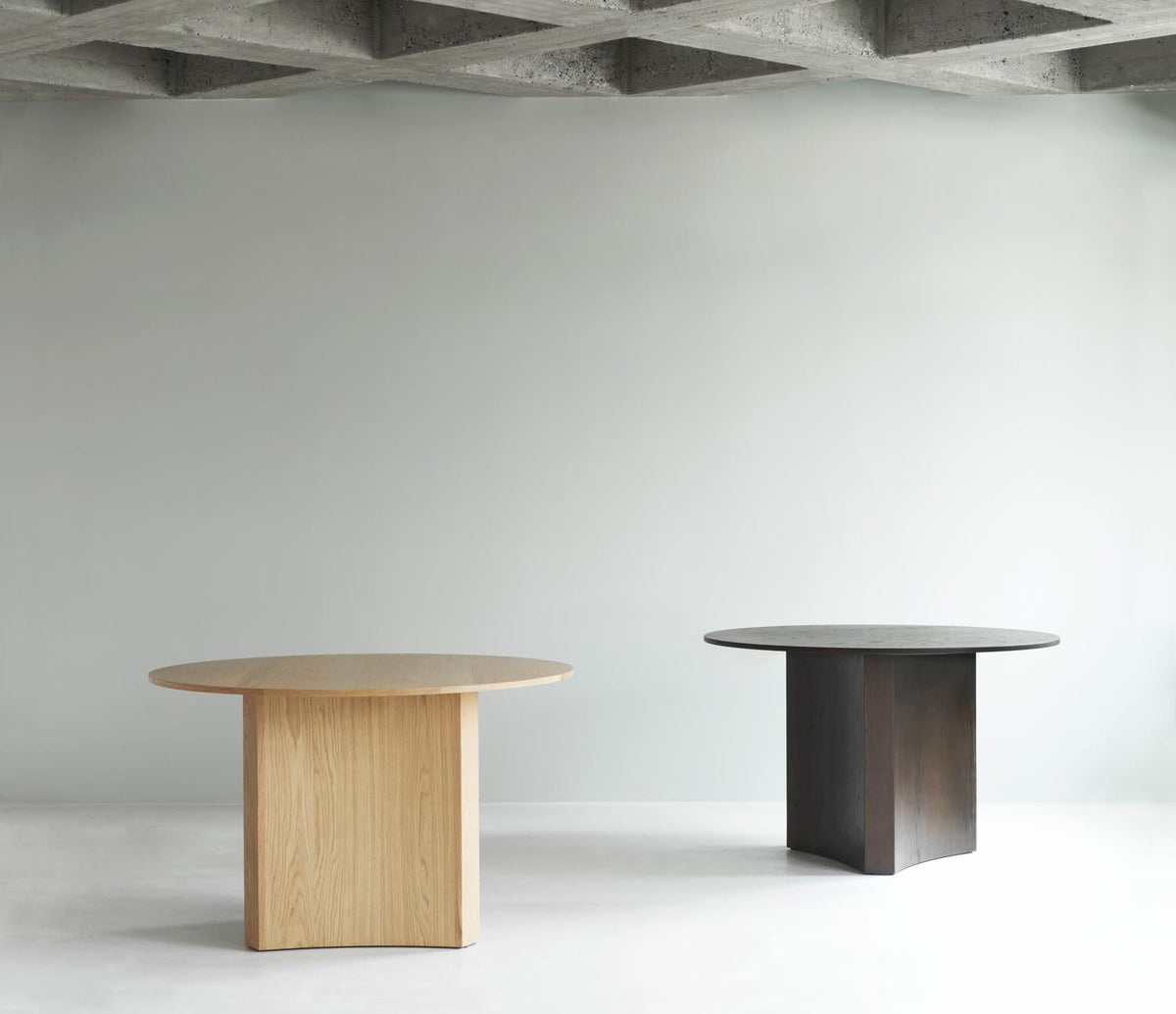 Blue Tisch in Braun Gebeiztes Eichenfurnier präsentiert im Onlineshop von KAQTU Design AG. Esstisch ist von Normann Copenhagen