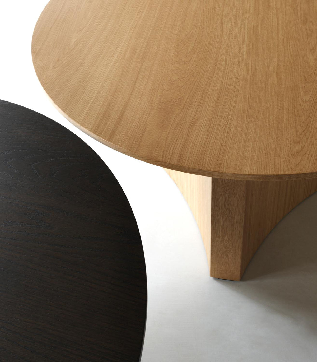 Blue Tisch in Braun Gebeiztes Eichenfurnier präsentiert im Onlineshop von KAQTU Design AG. Esstisch ist von Normann Copenhagen