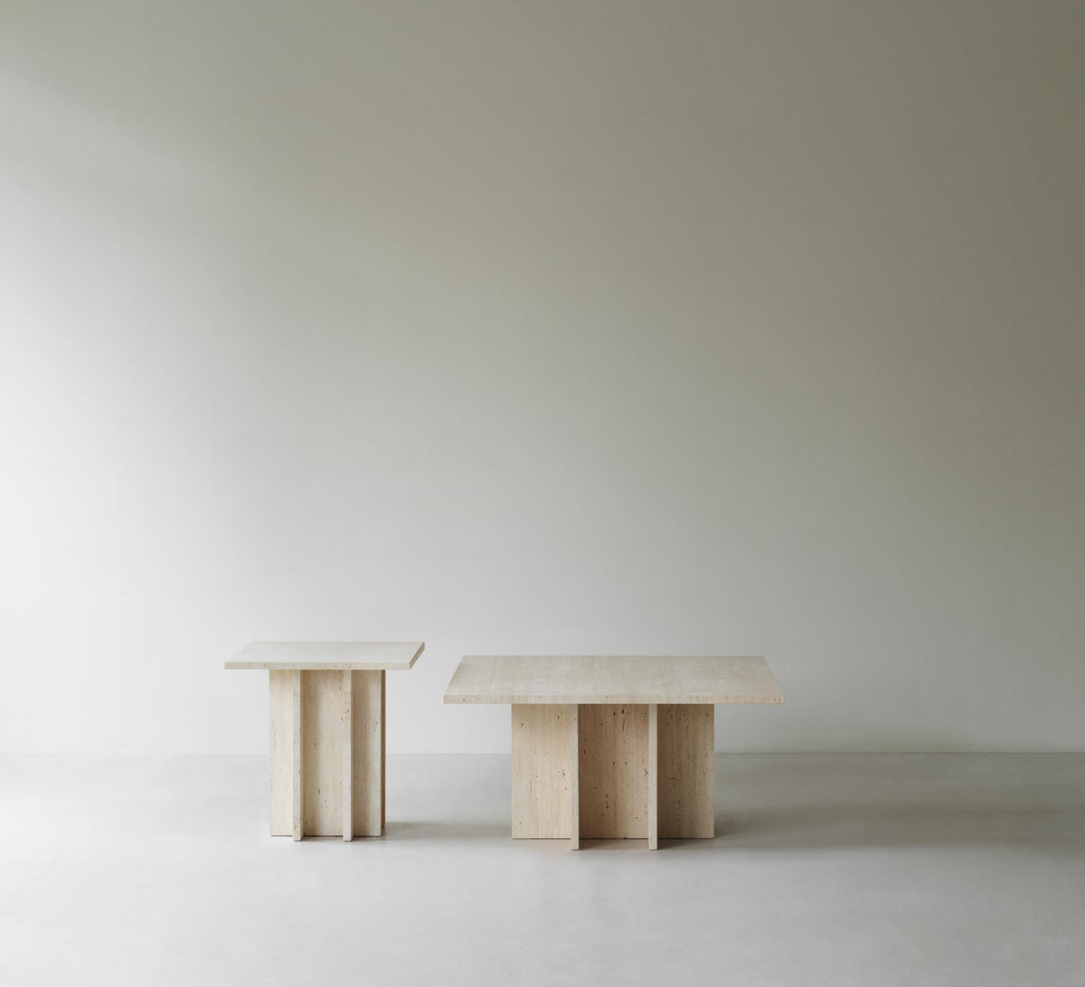 Edge Couchtisch Klein Travertin in  präsentiert im Onlineshop von KAQTU Design AG. Beistelltisch ist von Normann Copenhagen