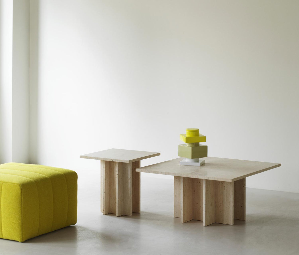 Edge Couchtisch Klein Travertin in  präsentiert im Onlineshop von KAQTU Design AG. Beistelltisch ist von Normann Copenhagen