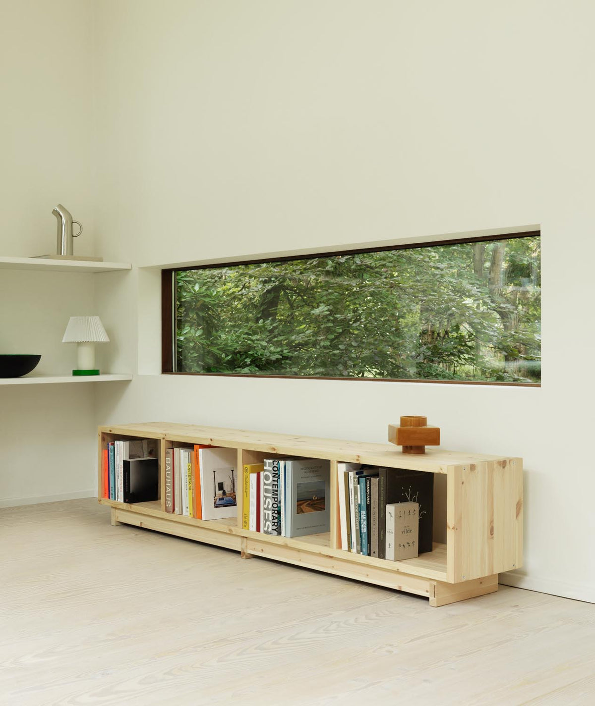 Fyr Bücherregal in Beige präsentiert im Onlineshop von KAQTU Design AG. Bücherregal ist von Normann Copenhagen