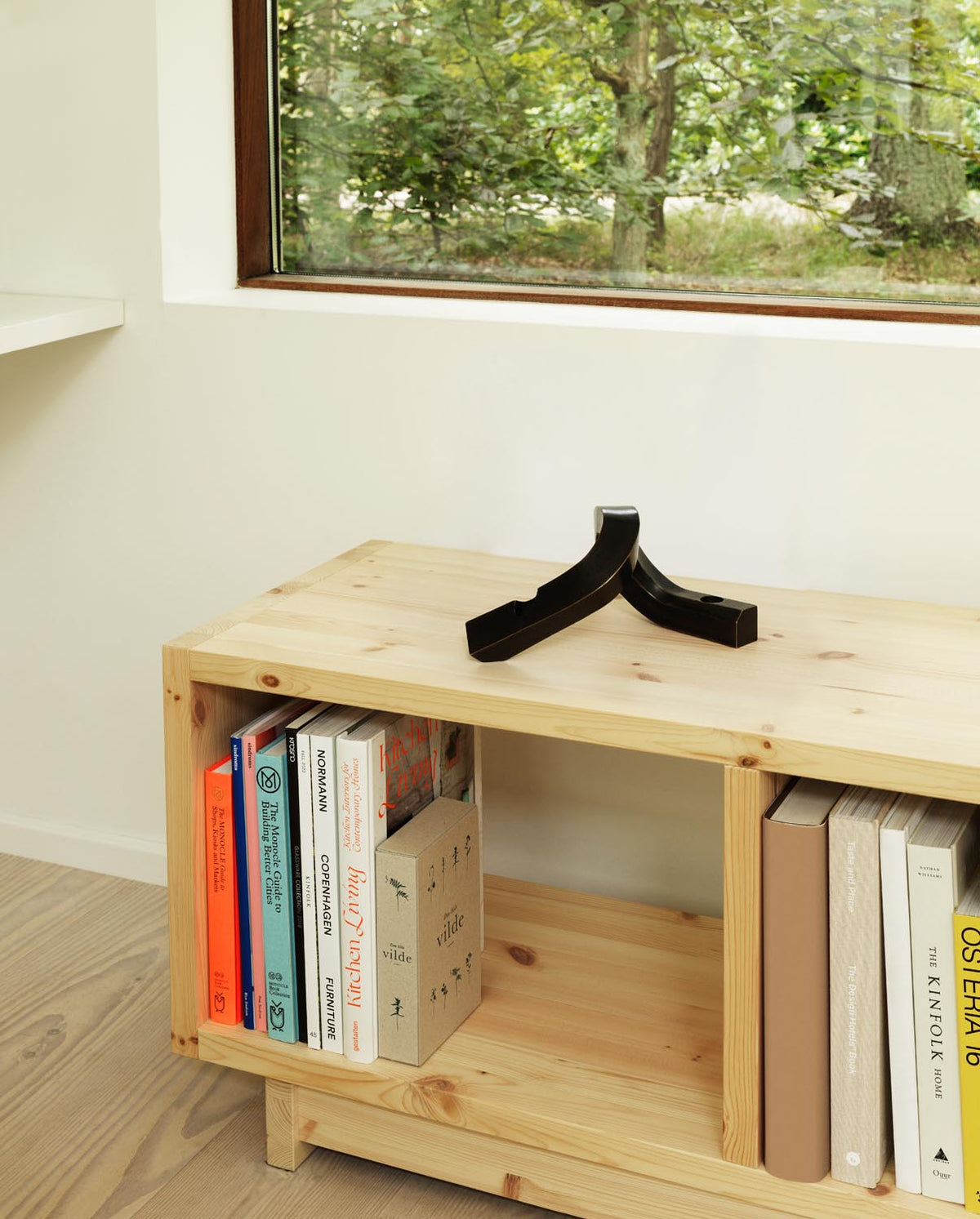 Fyr Bücherregal in Beige präsentiert im Onlineshop von KAQTU Design AG. Bücherregal ist von Normann Copenhagen