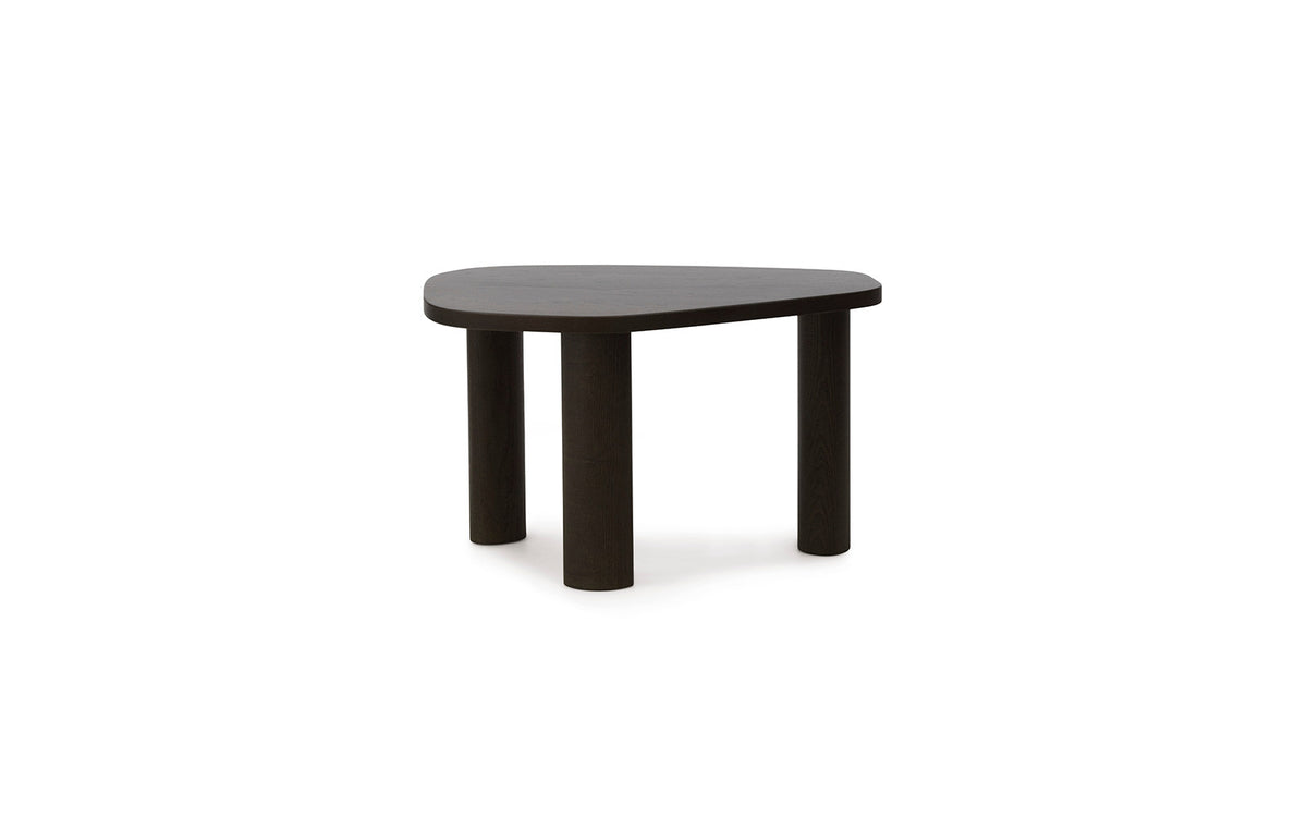 Sculp Couchtisch Klein Braun Gebeiztes Eschenholz in Brown präsentiert im Onlineshop von KAQTU Design AG. Couchtisch ist von Normann Copenhagen