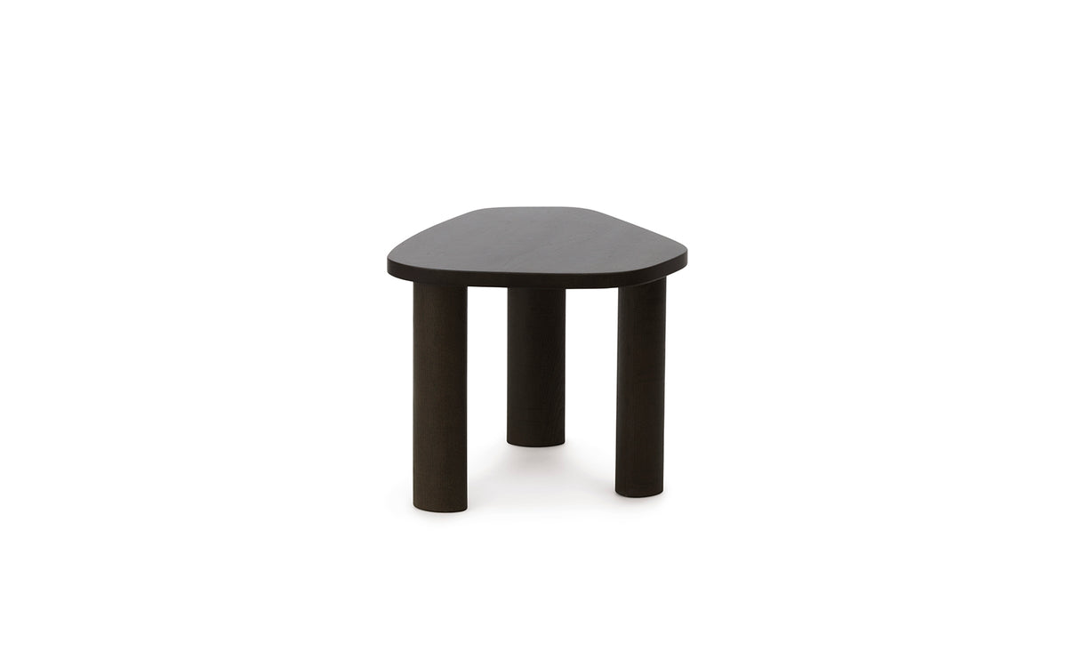 Sculp Couchtisch Klein Braun Gebeiztes Eschenholz in Brown präsentiert im Onlineshop von KAQTU Design AG. Couchtisch ist von Normann Copenhagen