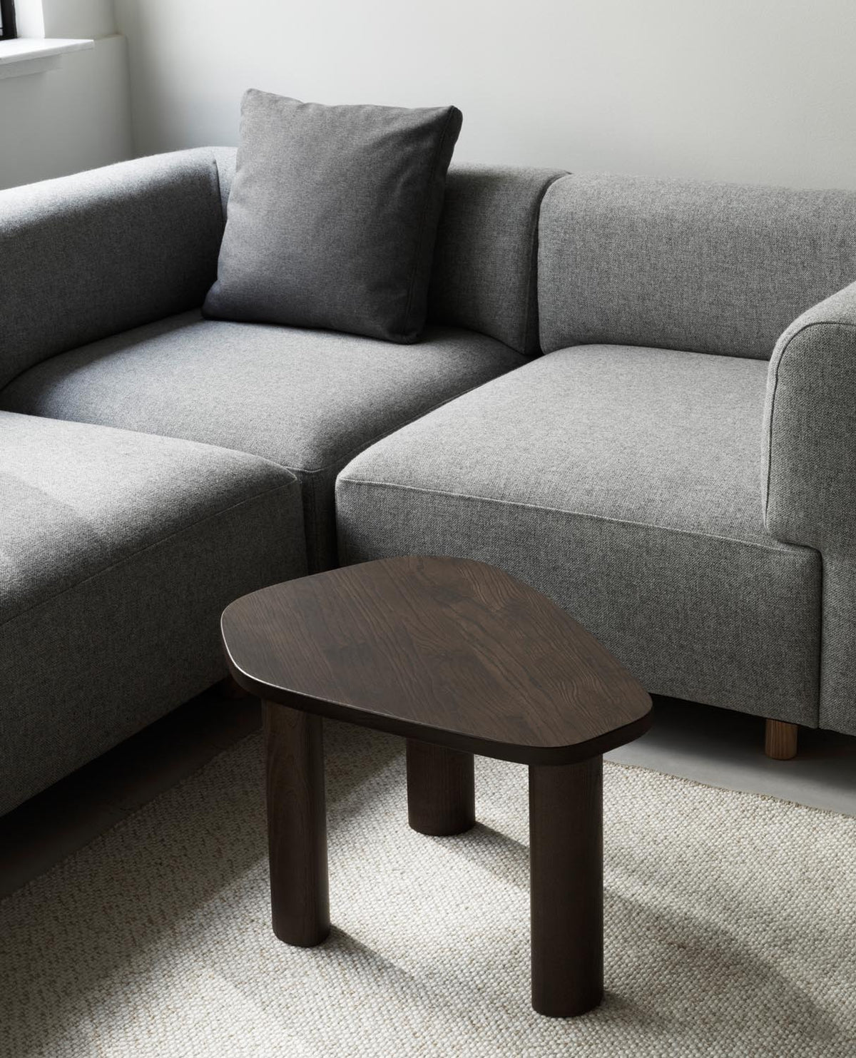 Sculp Couchtisch Klein Braun Gebeiztes Eschenholz in  präsentiert im Onlineshop von KAQTU Design AG. Couchtisch ist von Normann Copenhagen