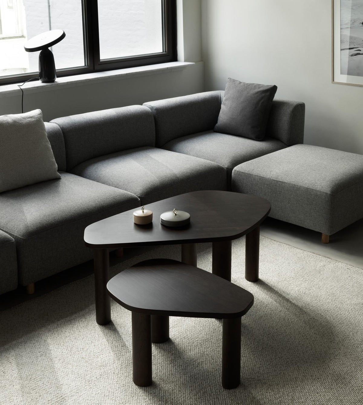 Sculp Couchtisch Klein Braun Gebeiztes Eschenholz in Brown präsentiert im Onlineshop von KAQTU Design AG. Couchtisch ist von Normann Copenhagen