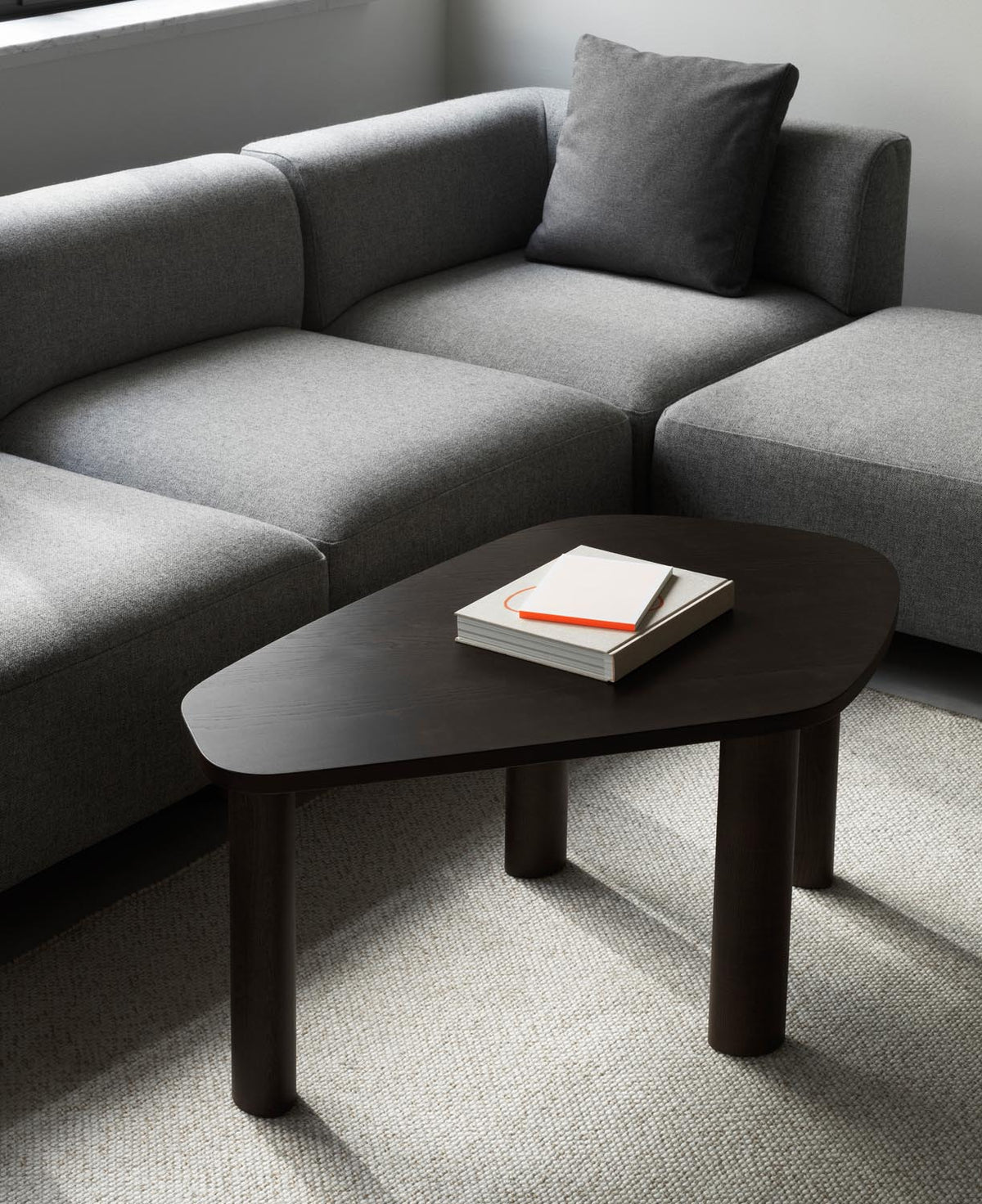 Sculp Couchtisch Gross Braun Gebeiztes Eschenholz in  präsentiert im Onlineshop von KAQTU Design AG. Couchtisch ist von Normann Copenhagen