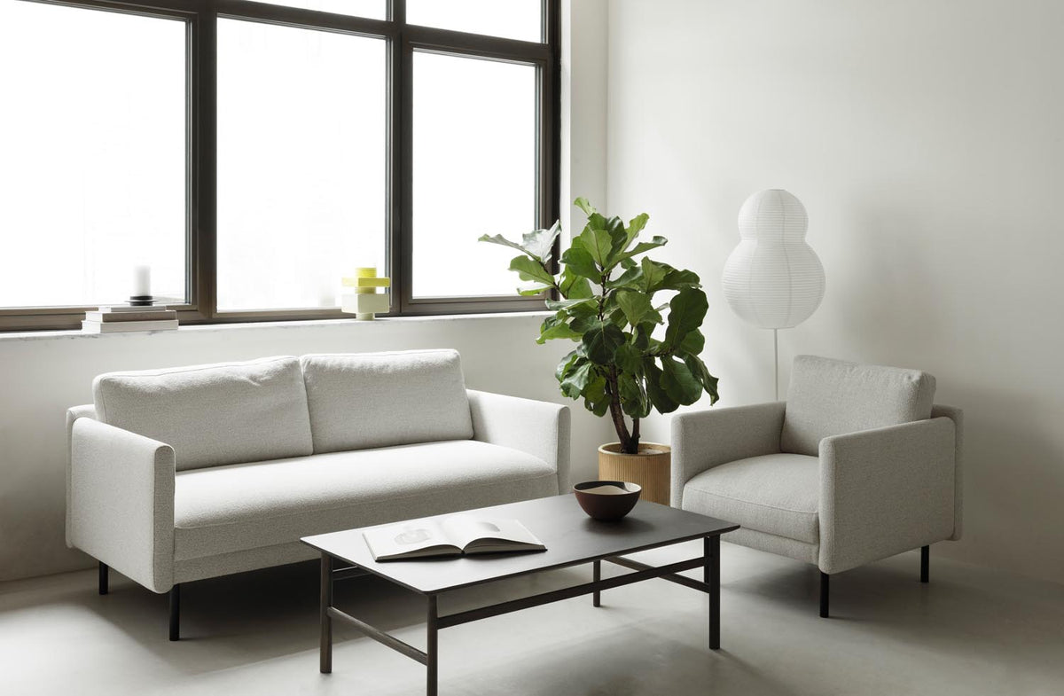 Rar Loungesessel in Venezia Off-White präsentiert im Onlineshop von KAQTU Design AG. Sessel mit Armlehnen ist von Normann Copenhagen