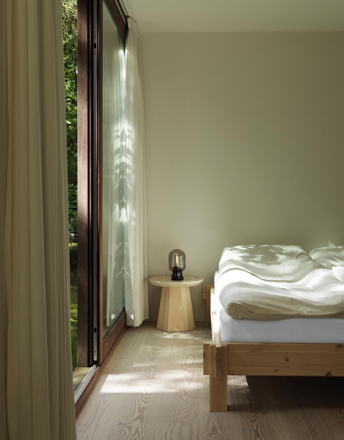 Notch Bettgestell in Beige präsentiert im Onlineshop von KAQTU Design AG. Bett ist von Normann Copenhagen