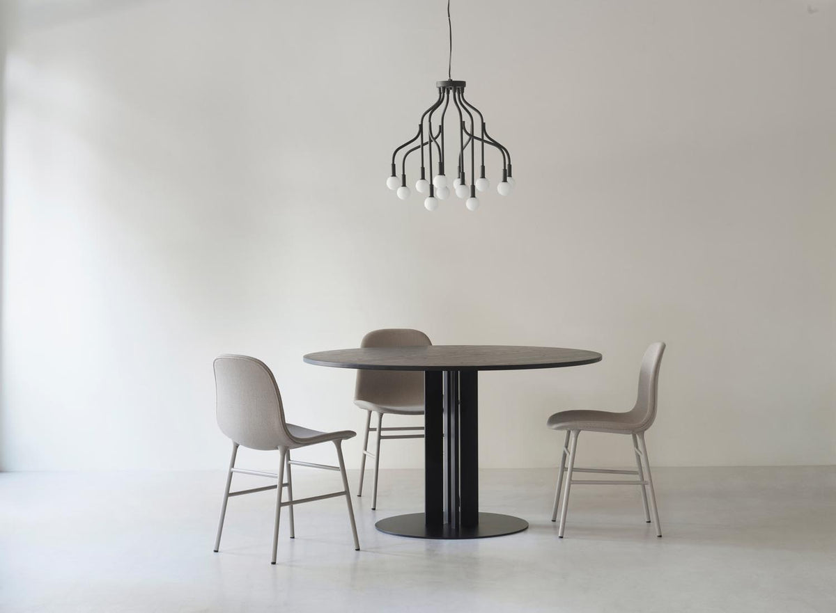 Vekst Lampe Klein EU Schwarz in  präsentiert im Onlineshop von KAQTU Design AG. Pendelleuchte ist von Normann Copenhagen