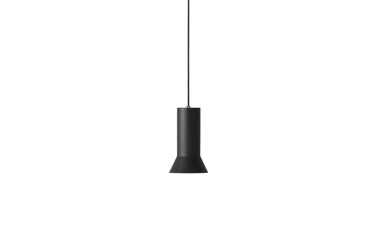Hat Leuchte Klein EU in  präsentiert im Onlineshop von KAQTU Design AG. Pendelleuchte ist von Normann Copenhagen