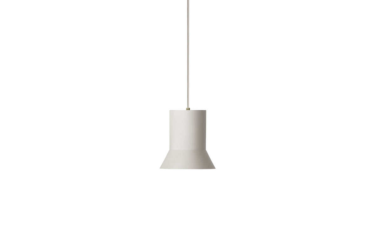 Hat Leuchte Mittel EU in  präsentiert im Onlineshop von KAQTU Design AG. Pendelleuchte ist von Normann Copenhagen