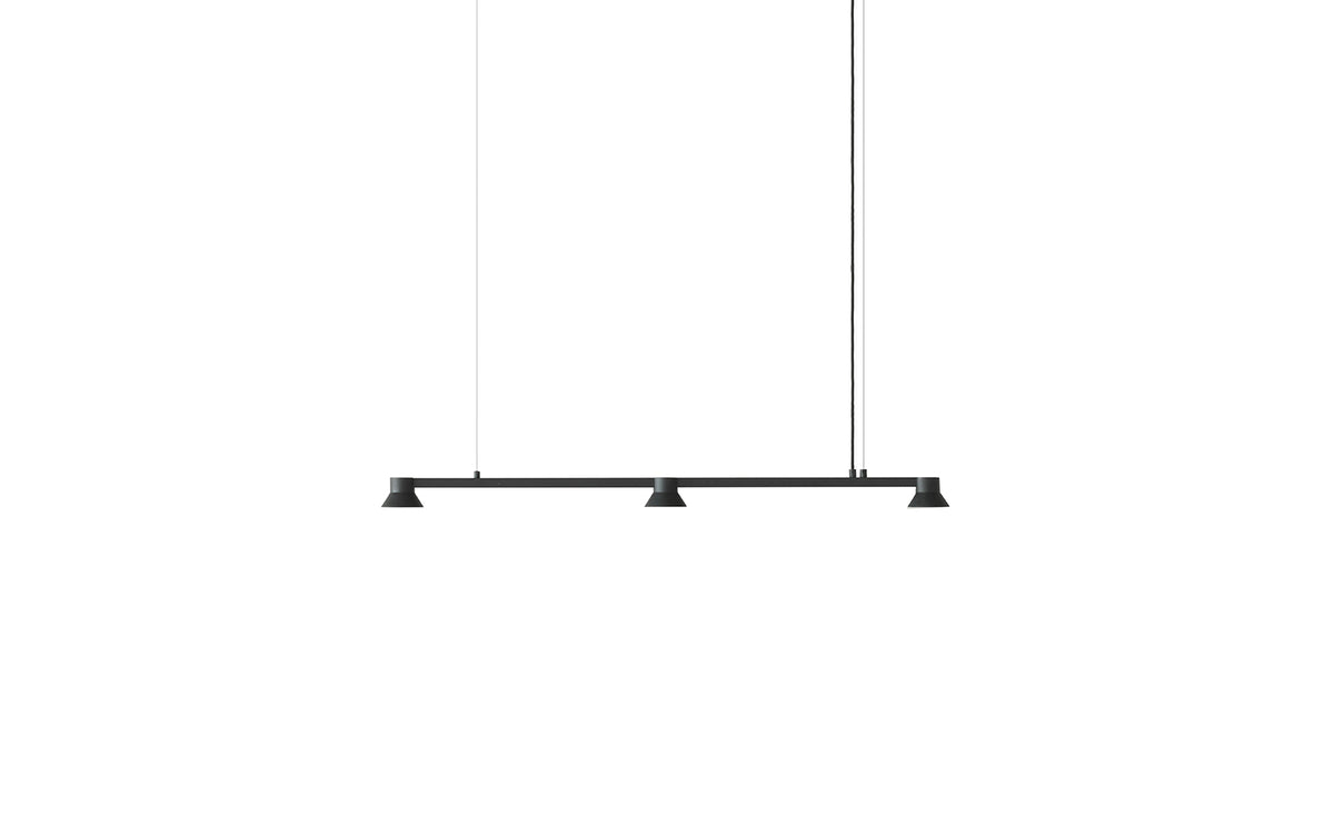 Hat Leuchte Linear Klein EU in  präsentiert im Onlineshop von KAQTU Design AG. Pendelleuchte ist von Normann Copenhagen