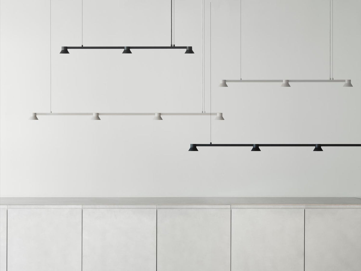 Hat Leuchte Linear Gross EU in  präsentiert im Onlineshop von KAQTU Design AG. Pendelleuchte ist von Normann Copenhagen