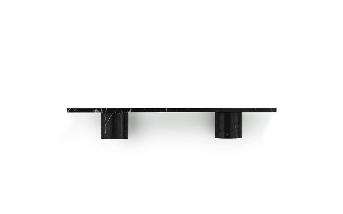 Wandregal Sten 80 cm aus schwarzem Nero Marquina Marmor mit einer Steinplatte auf zwei runden Marmorstützen, Design von Simon Legald.