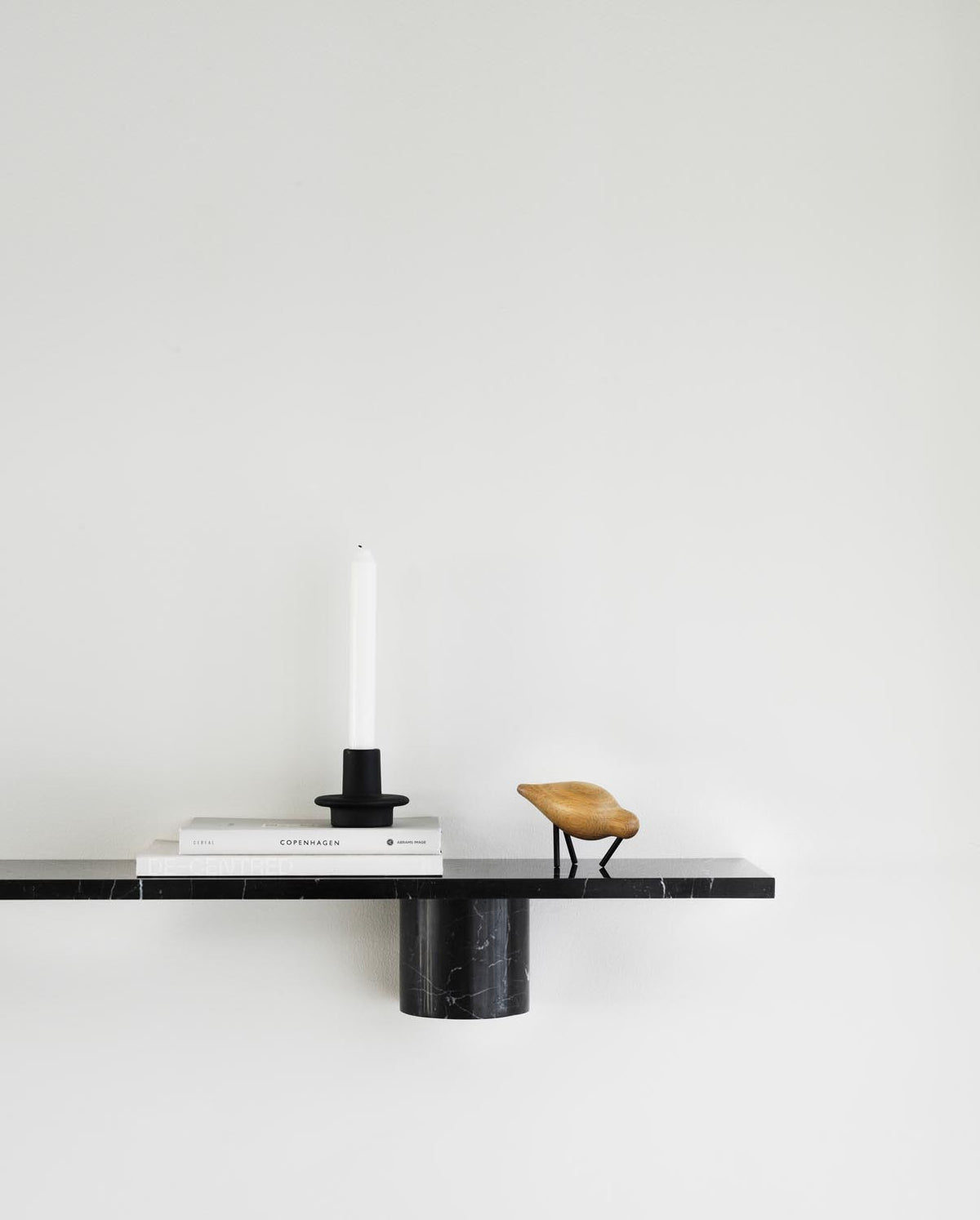 Wandregal aus schwarzem Nero Marquina Marmor mit gerader Steinplatte auf zwei runden Marmor-Trägern, Design von Simon Legald.