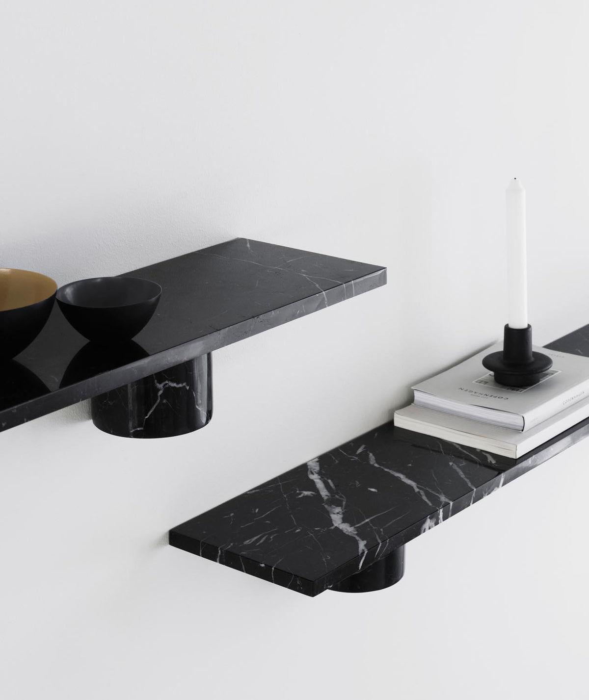 Wandregal aus schwarzem Nero Marquina Marmor mit gerader Steinplatte auf zwei runden Marmor-Trägern, Design von Simon Legald.