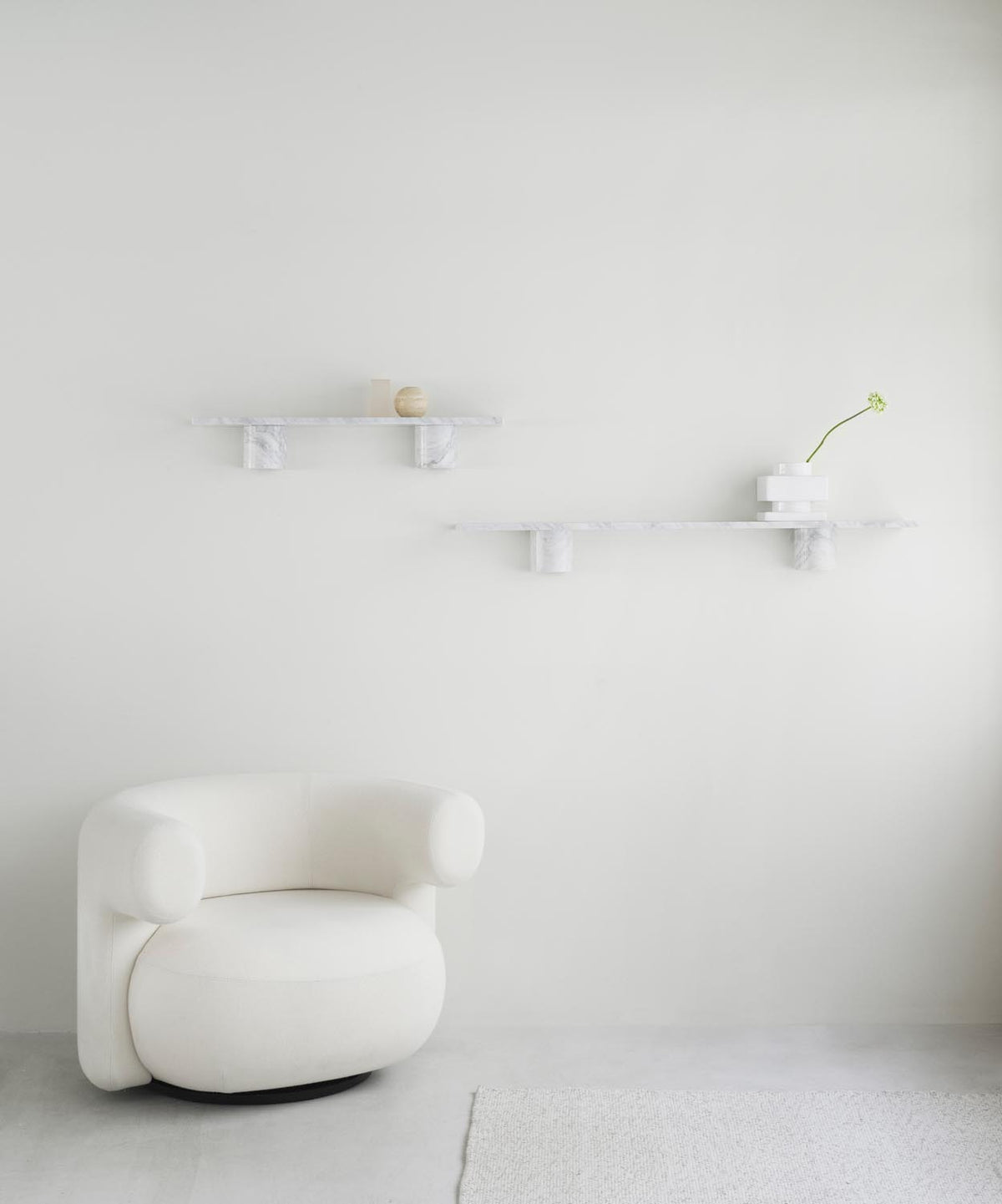 Weisses Wandregal aus massivem Carrara Marmor mit abgerundeten Steinträgern, montiert an einer Wand, skandinavisches Design von Normann Copenhagen.