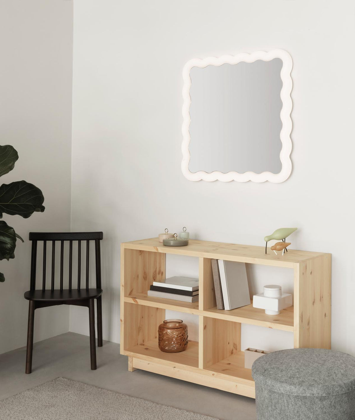 Quadratischer Spiegel Illu 80 x 80 cm von Normann Copenhagen mit wellenförmigem Rahmen und LED-Beleuchtung aus Glas, Acryl und Stahl.