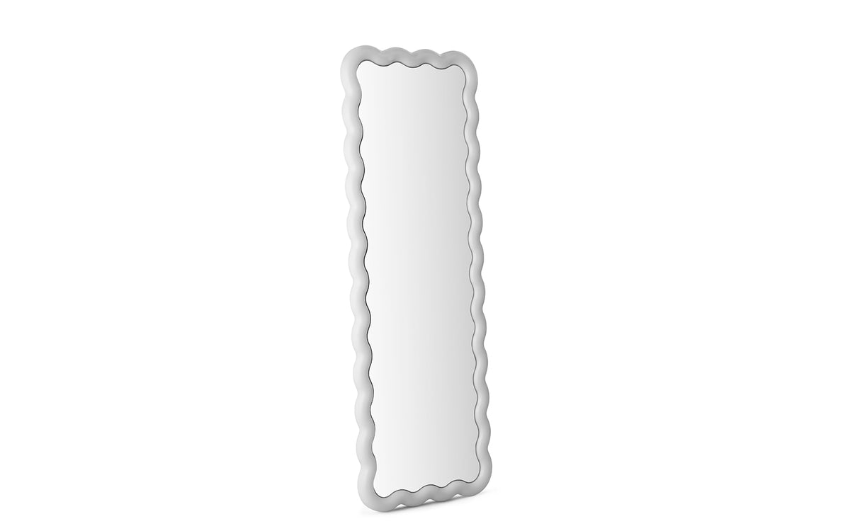 Illu Spiegel 160 x 55 cm von Normann Copenhagen mit wellenförmigem Stahlrahmen, LED-Beleuchtung und Glasspiegel aus PMMA.