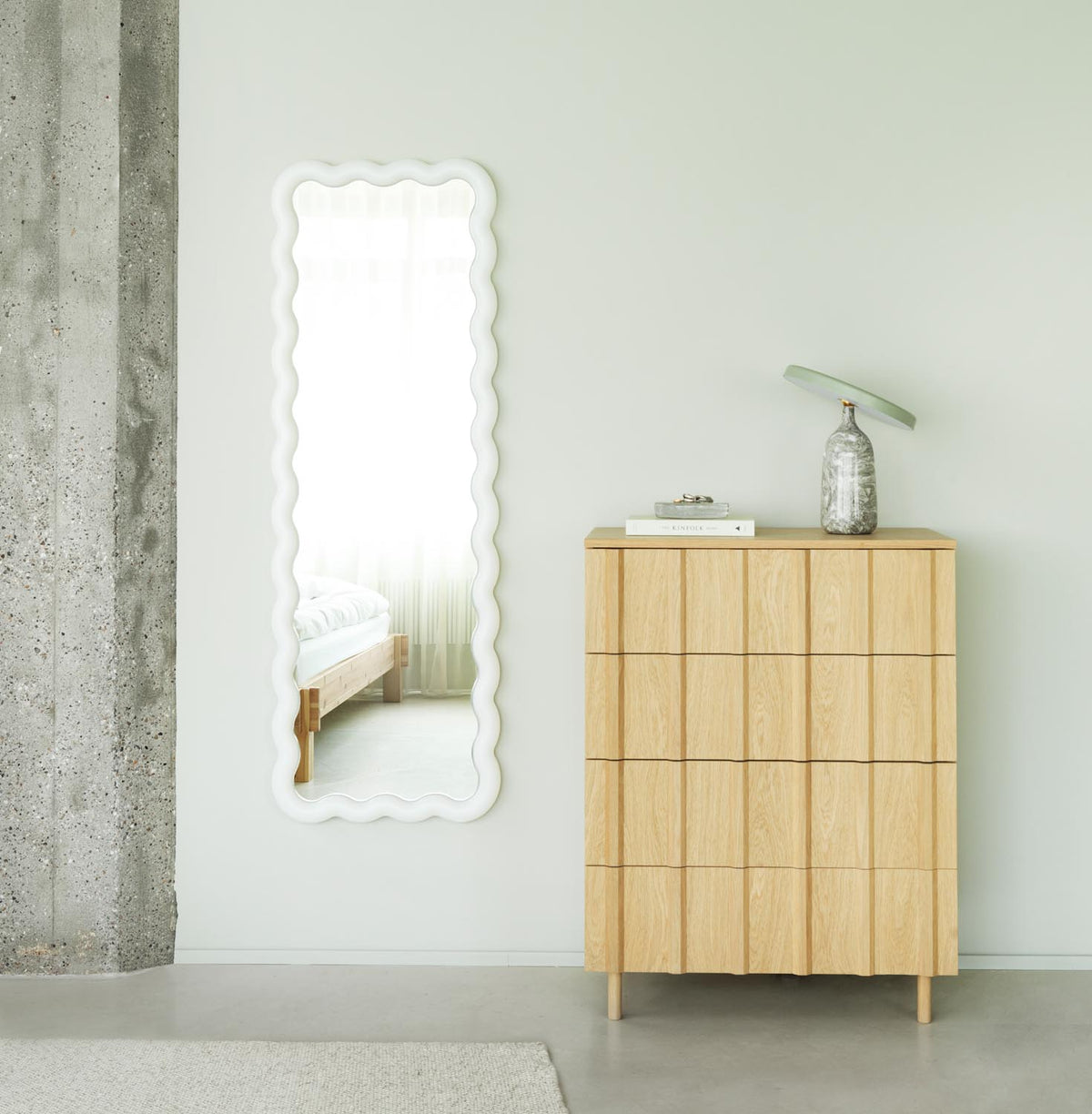 Illu Spiegel 160 x 55 cm von Normann Copenhagen mit wellenförmigem Stahlrahmen, LED-Beleuchtung und Glasspiegel aus PMMA.