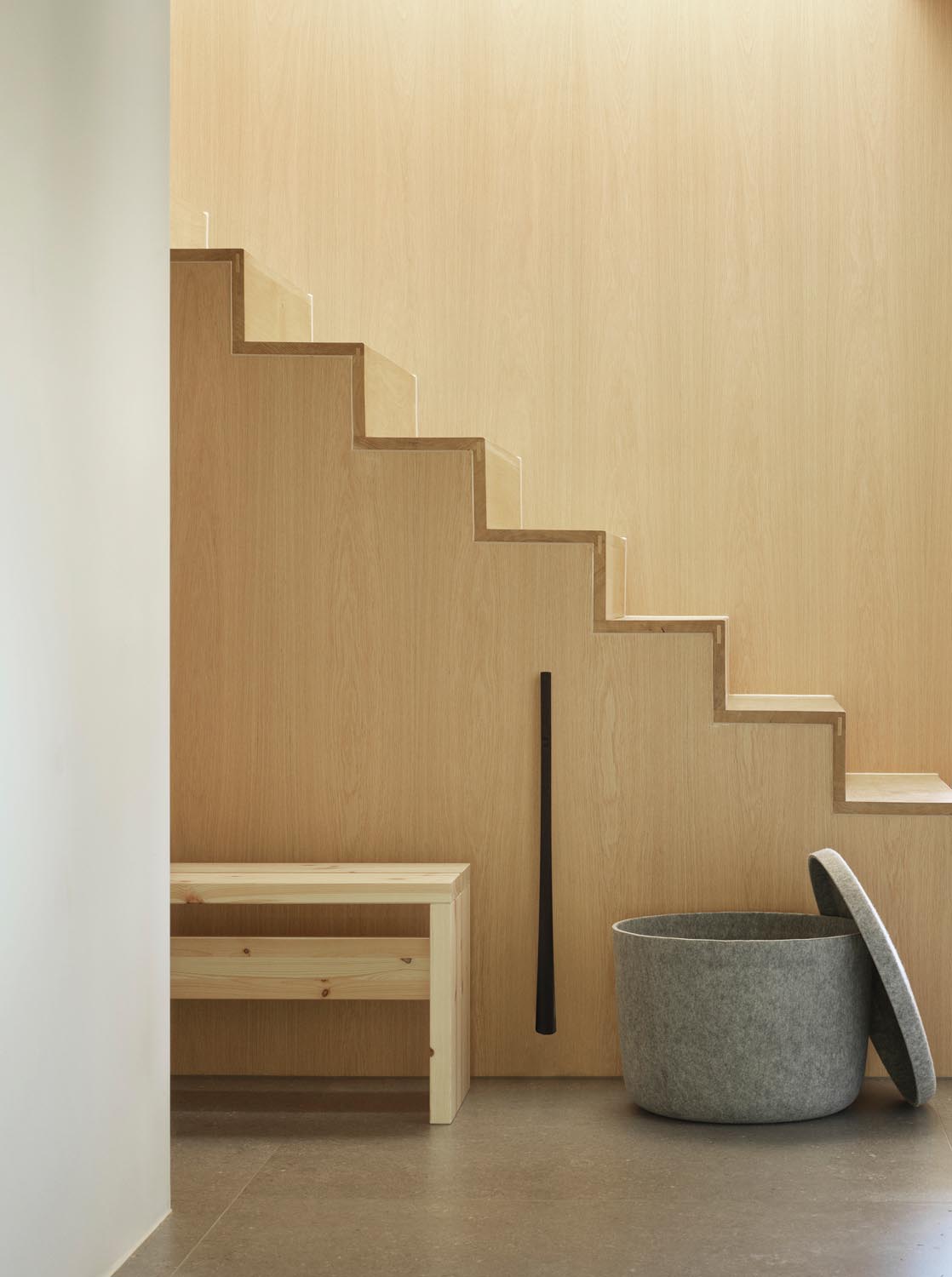 Hide Storage Pouf Gross in Sand präsentiert im Onlineshop von KAQTU Design AG. Pouf ist von Normann Copenhagen
